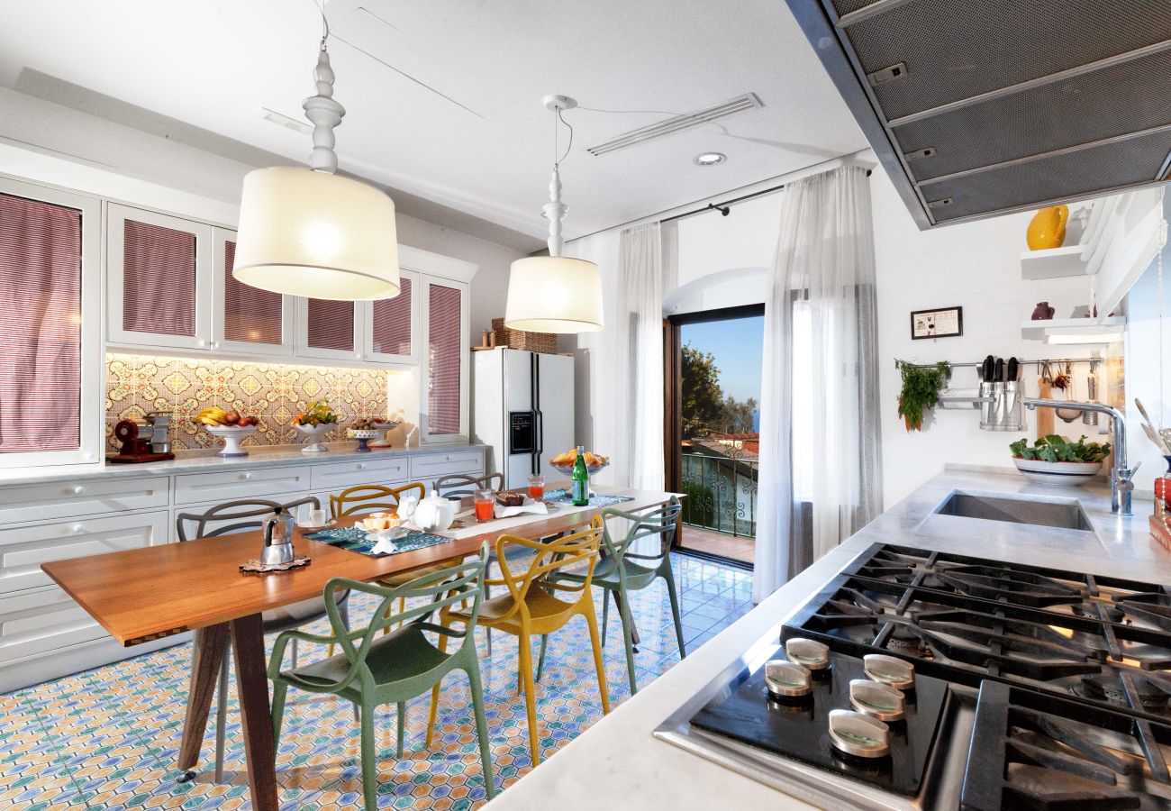 Villa in Sorrento - AMORE RENTALS - Villa Florinda with Private Pool and Sea View