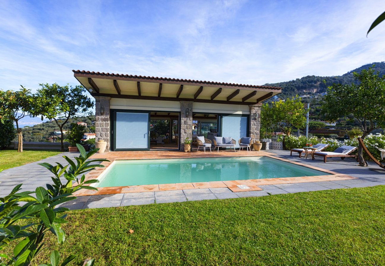 Villa in Sorrento - AMORE RENTALS - Villa Florinda with Private Pool and Sea View