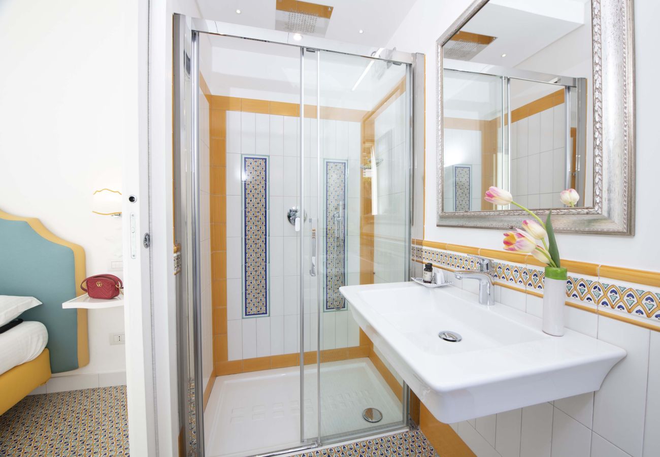 Villa in Amalfi - AMORE RENTALS - Villa Costa Incantata with Sea View and Jacuzzi