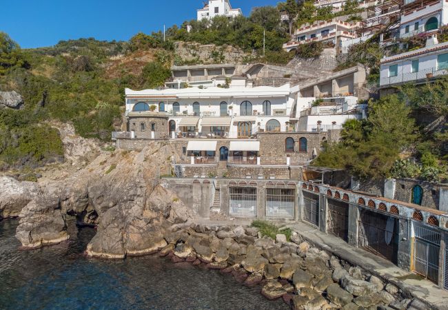 Villa/Dettached house in Massa Lubrense - AMORE RENTALS - Villa La Torre With Direct Access to The Sea