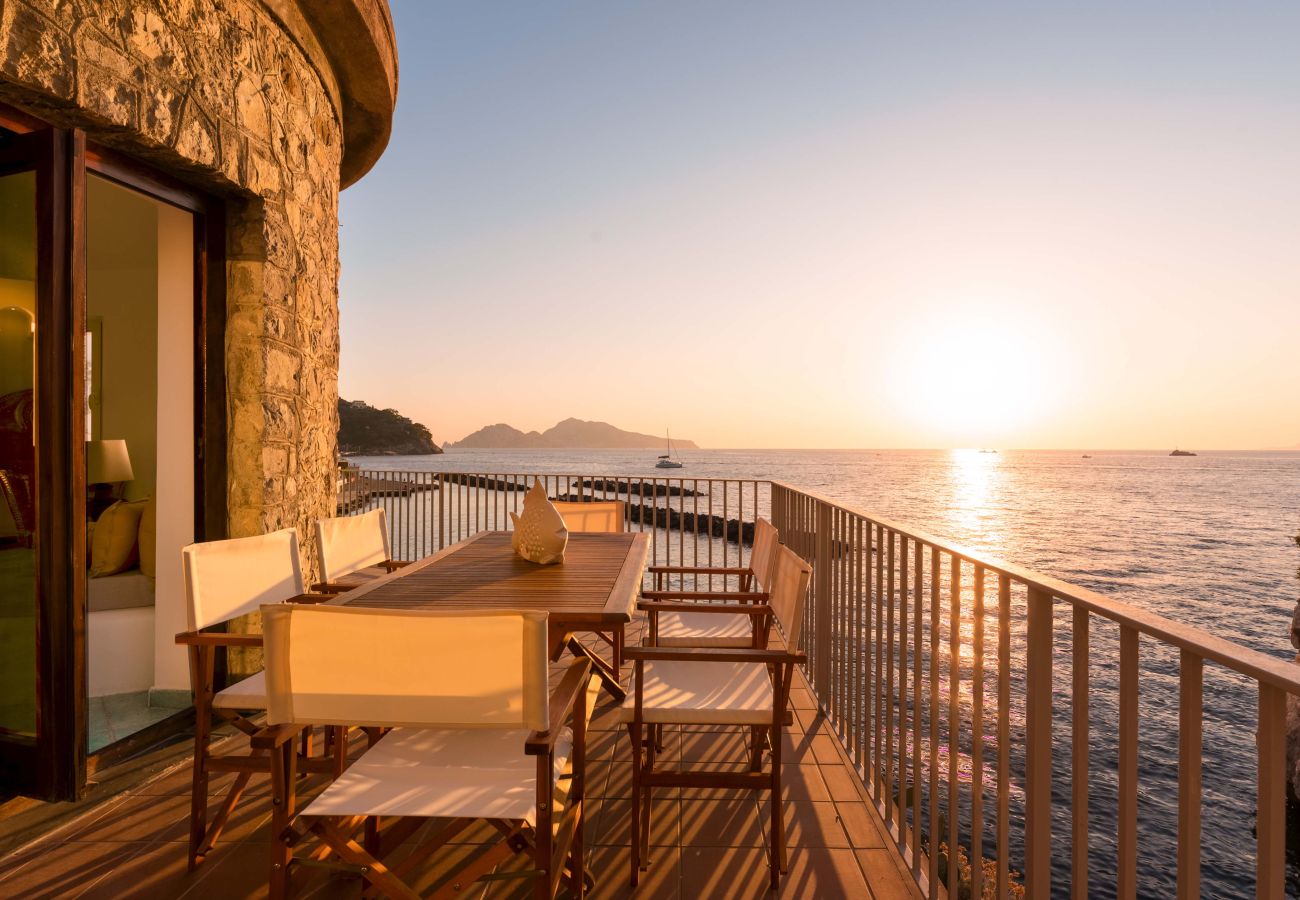 Villa in Massa Lubrense - AMORE RENTALS - Villa La Torre With Direct Access to The Sea