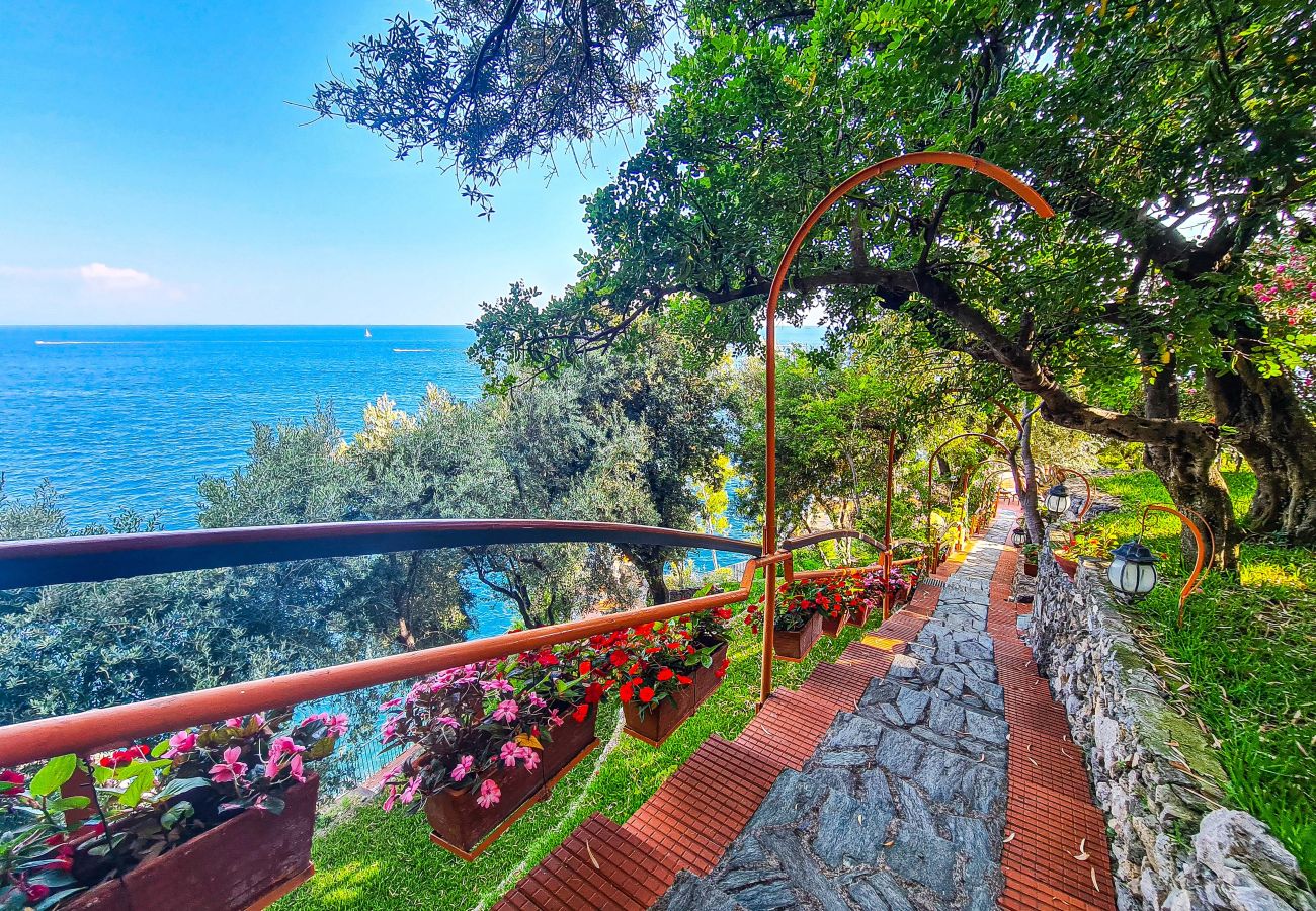Villa in Furore - AMORE RENTALS - Villa Incanto sul Mare - Absolute Seclusion with Private Access to the Sea