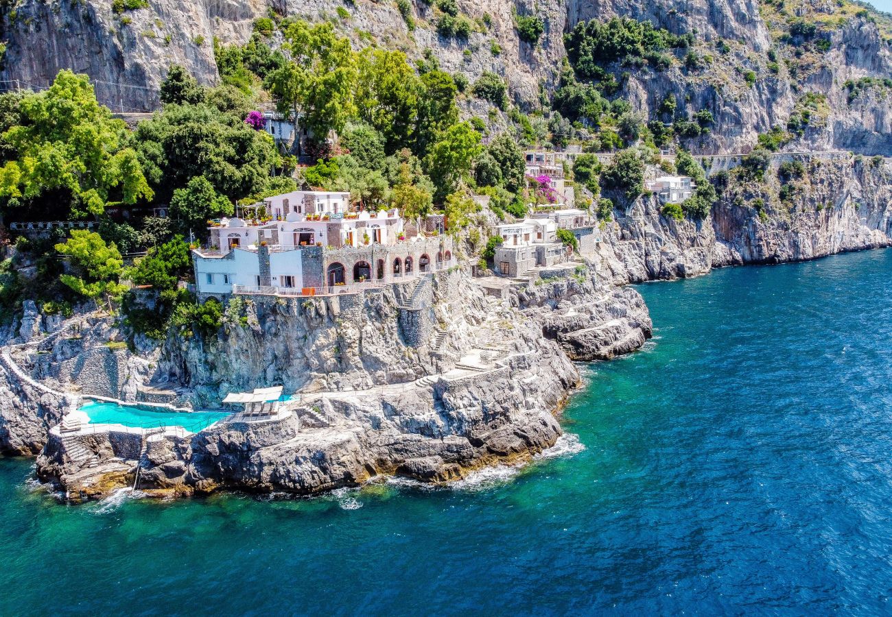 Villa in Furore - AMORE RENTALS - Villa Incanto sul Mare - Absolute Seclusion with Private Access to the Sea