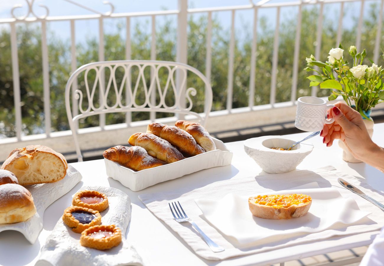 Villa in Massa Lubrense - AMORE RENTALS - Villa Lantana. Silence, Nature & Panoramic Hot Tub