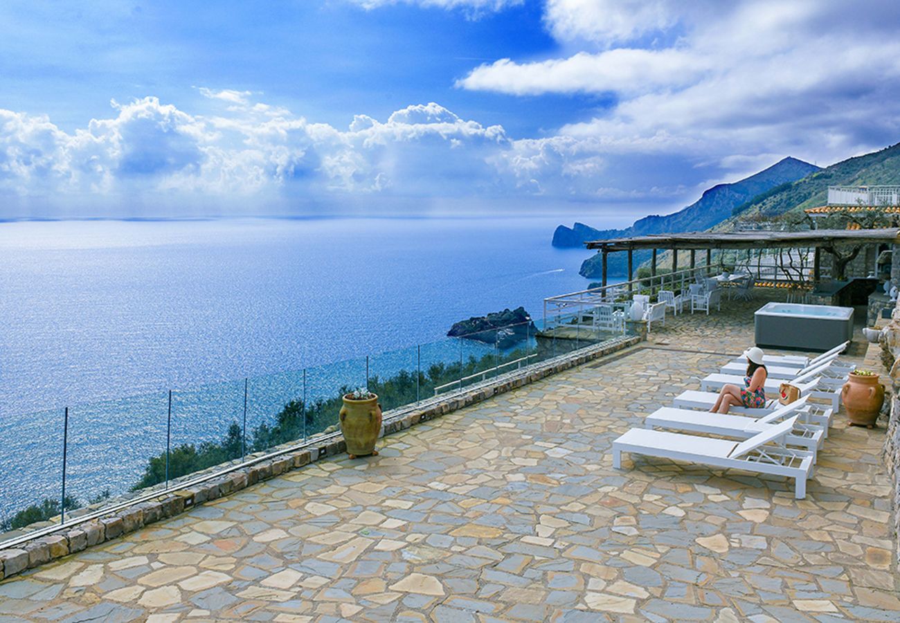 Villa in Massa Lubrense - AMORE RENTALS - Villa Lantana. Silence, Nature & Panoramic Hot Tub