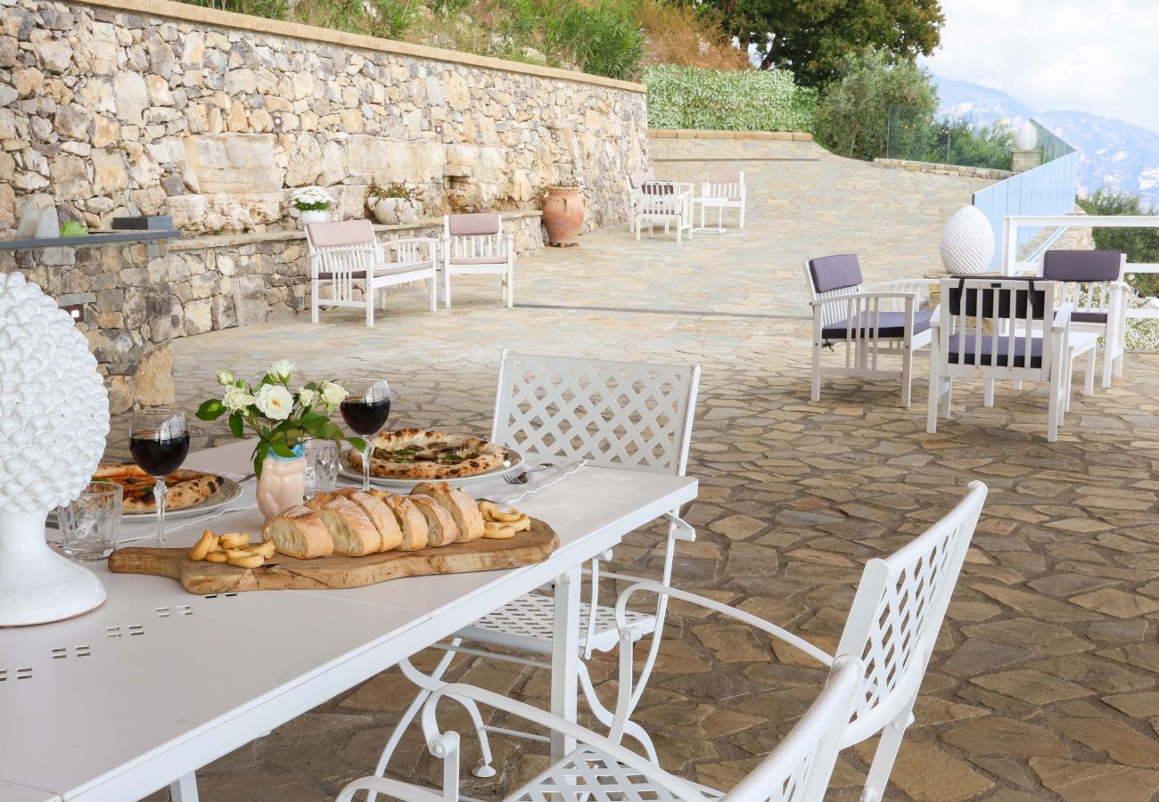 Villa in Massa Lubrense - AMORE RENTALS - Villa Lantana. Silence, Nature & Panoramic Hot Tub