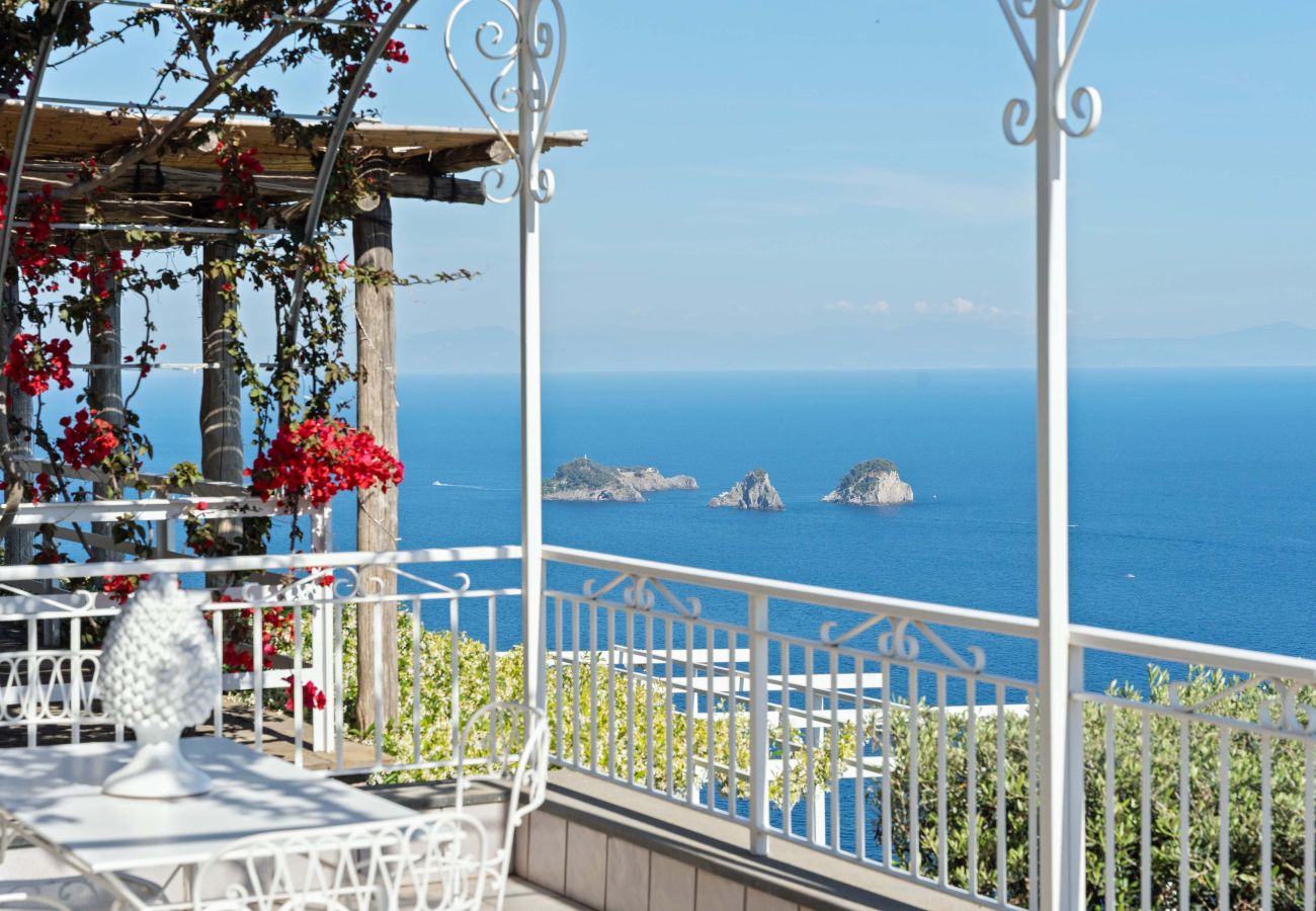 Villa in Massa Lubrense - AMORE RENTALS - Villa Lantana. Silence, Nature & Panoramic Hot Tub