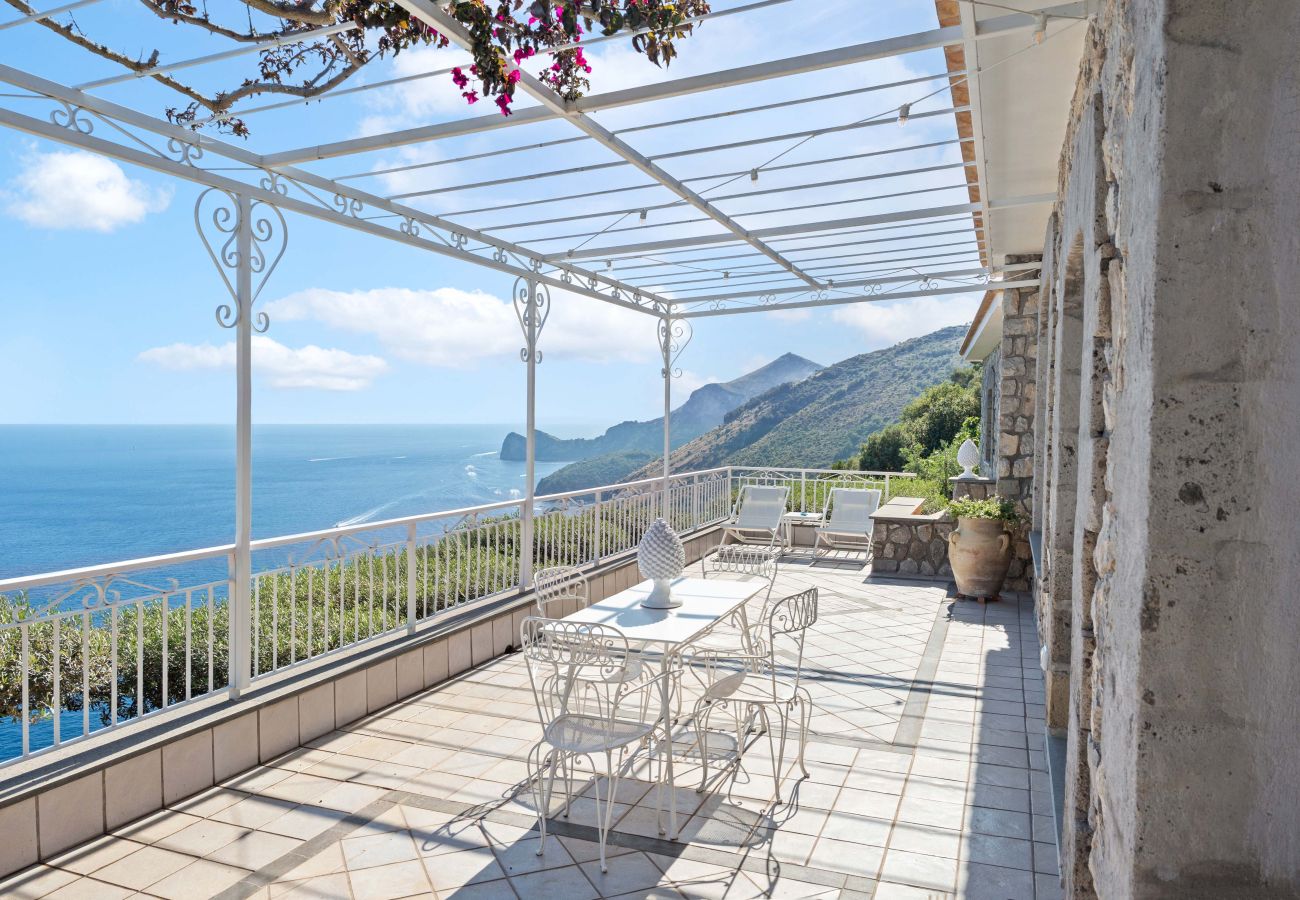 Villa in Massa Lubrense - AMORE RENTALS - Villa Lantana. Silence, Nature & Panoramic Hot Tub