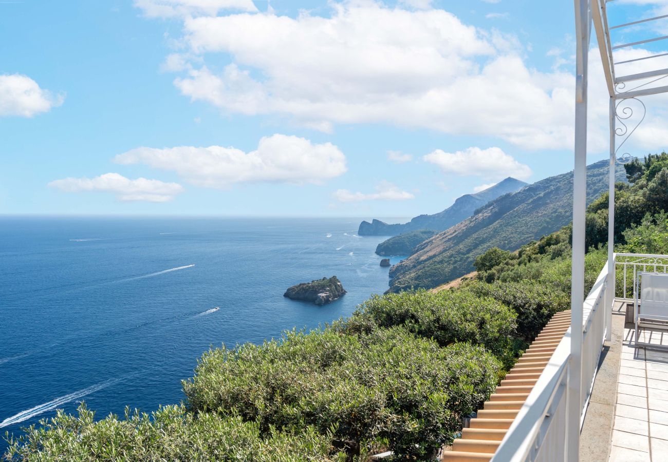 Villa in Massa Lubrense - AMORE RENTALS - Villa Lantana. Silence, Nature & Panoramic Hot Tub