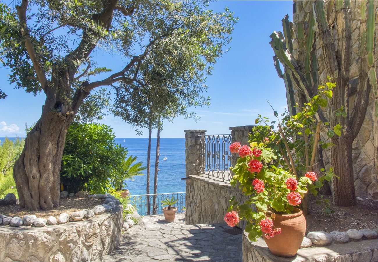 House in Nerano - AMORE RENTALS - cASA gIOVANNA b - Nerano apartment with hot tub and direct sea access