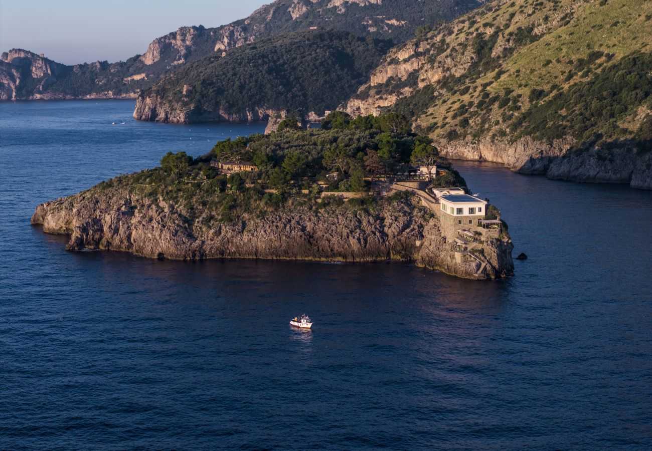 Villa in Massa Lubrense - AMORE RENTALS - THE EXCLUSIVE PRIVATE ISLAND