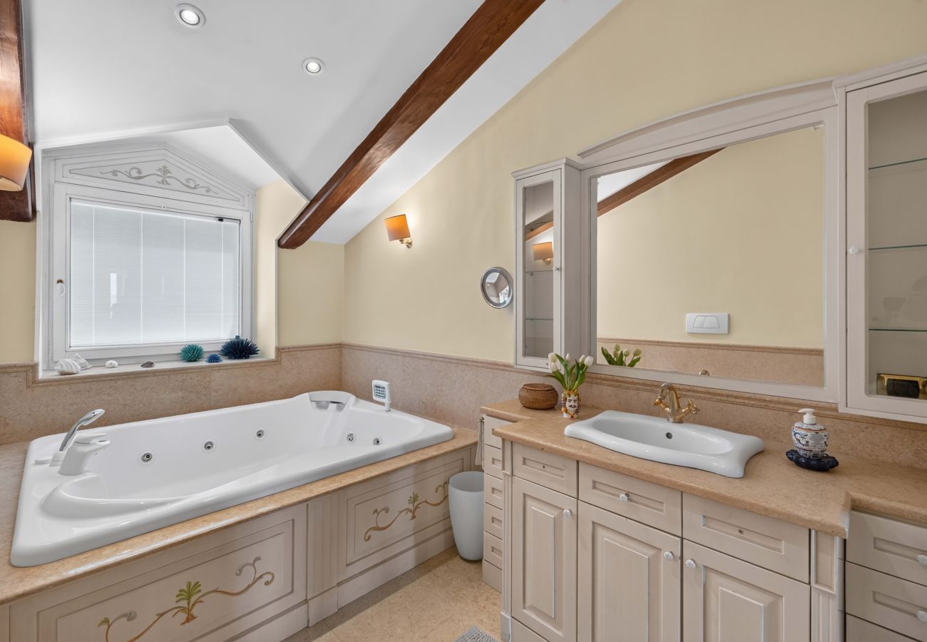 Villa in Castellammare di Stabia - AMORE RENTALS - Villa Imma with Swimming Pool and Sea View