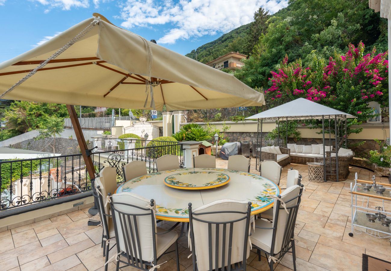 Villa in Castellammare di Stabia - AMORE RENTALS - Villa Imma with Swimming Pool and Sea View